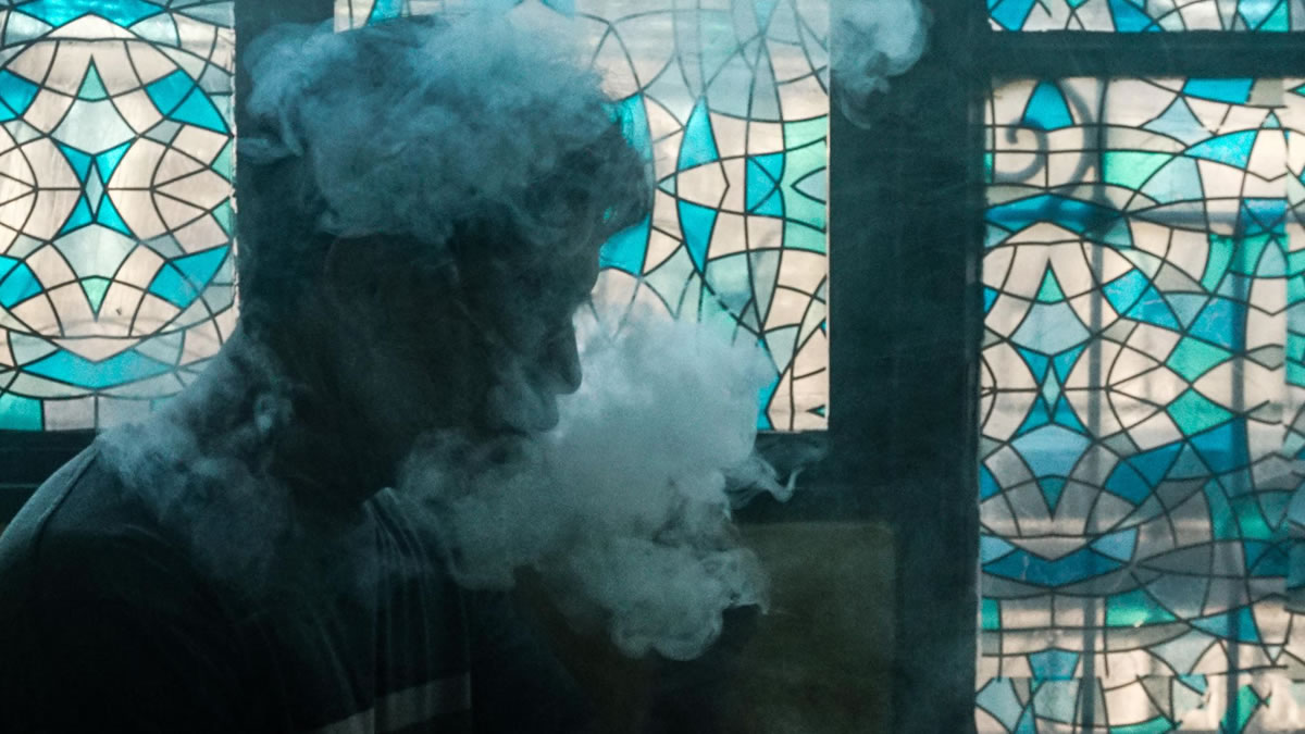Pulmonologist Debunks Vaping Safety Myths, Revealing 3 Severe Health Risks